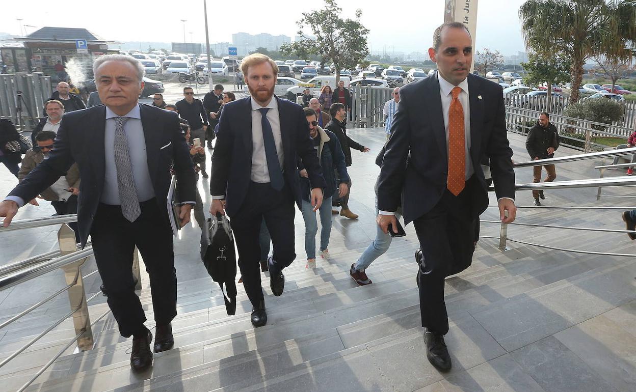 Richard Shaheen, a la derecha junto a los abogados de los Al-Thani a la llegada a la Ciudad de la Justicia de Málaga.