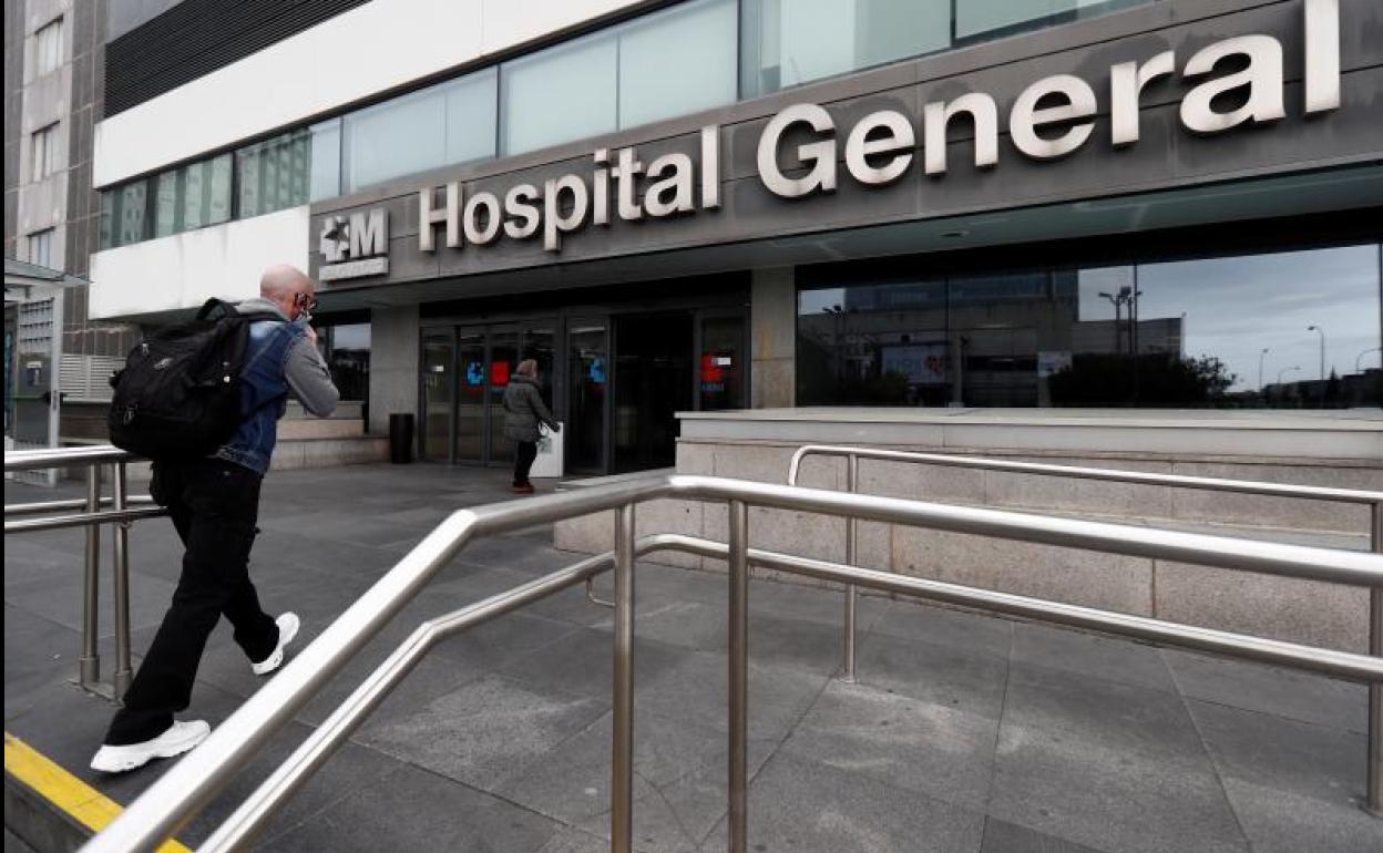 Un ciudadano llega al Hospital de La Paz, en Madrid.