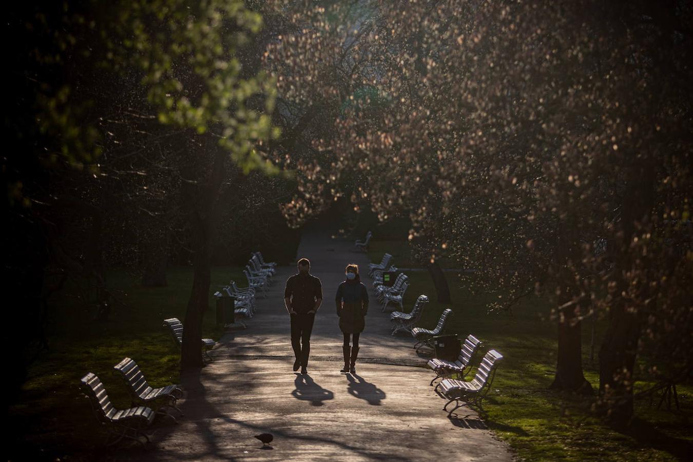 Una pareja camina por un parque vacío en Praga, República Checa.