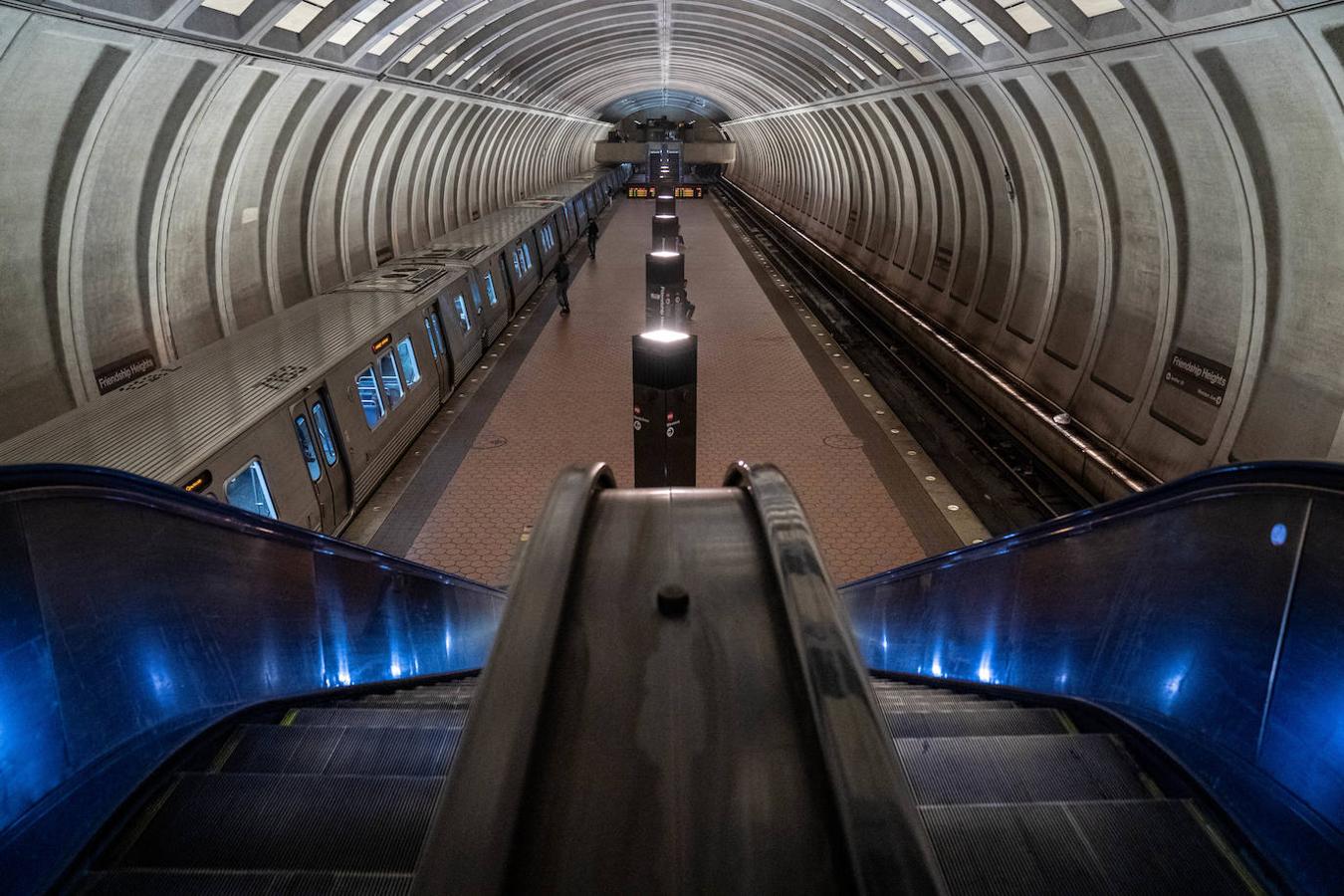 Washington: una estación de metro casi vacía a medio día, en medio del brote de coronavirus.