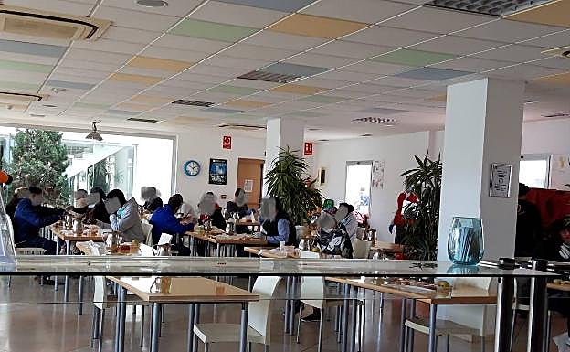 Comedor del albergue juvenil de Torremolinos que está gestionando el Ayuntamiento de Málaga para alojar a los sintecho de la ciudad. 
