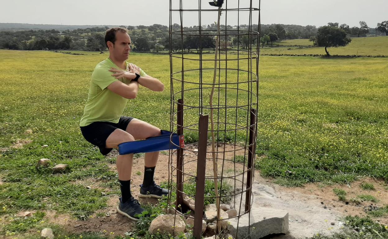 Melero López se entrena, junto a una morera recién plantada, en una finca de Los Pedroches.