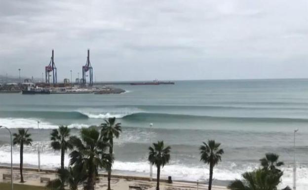 Imagen principal - Distintas imágenes de la costa de Málaga durante la jornada de ayer. 