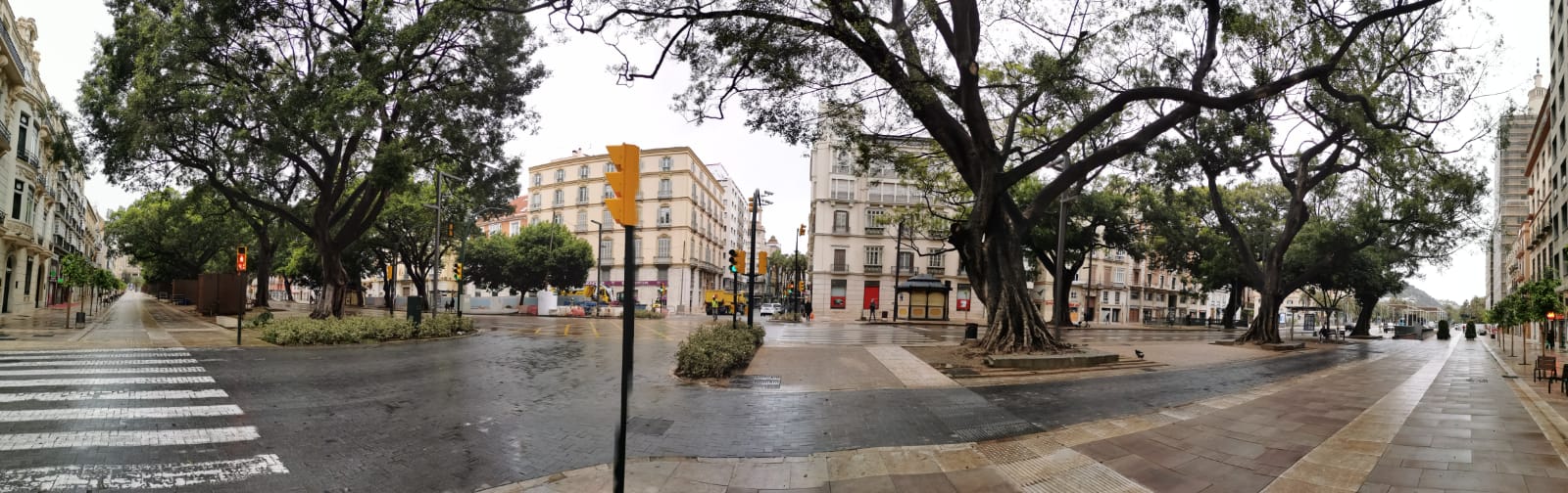 La Alameda, desierta.