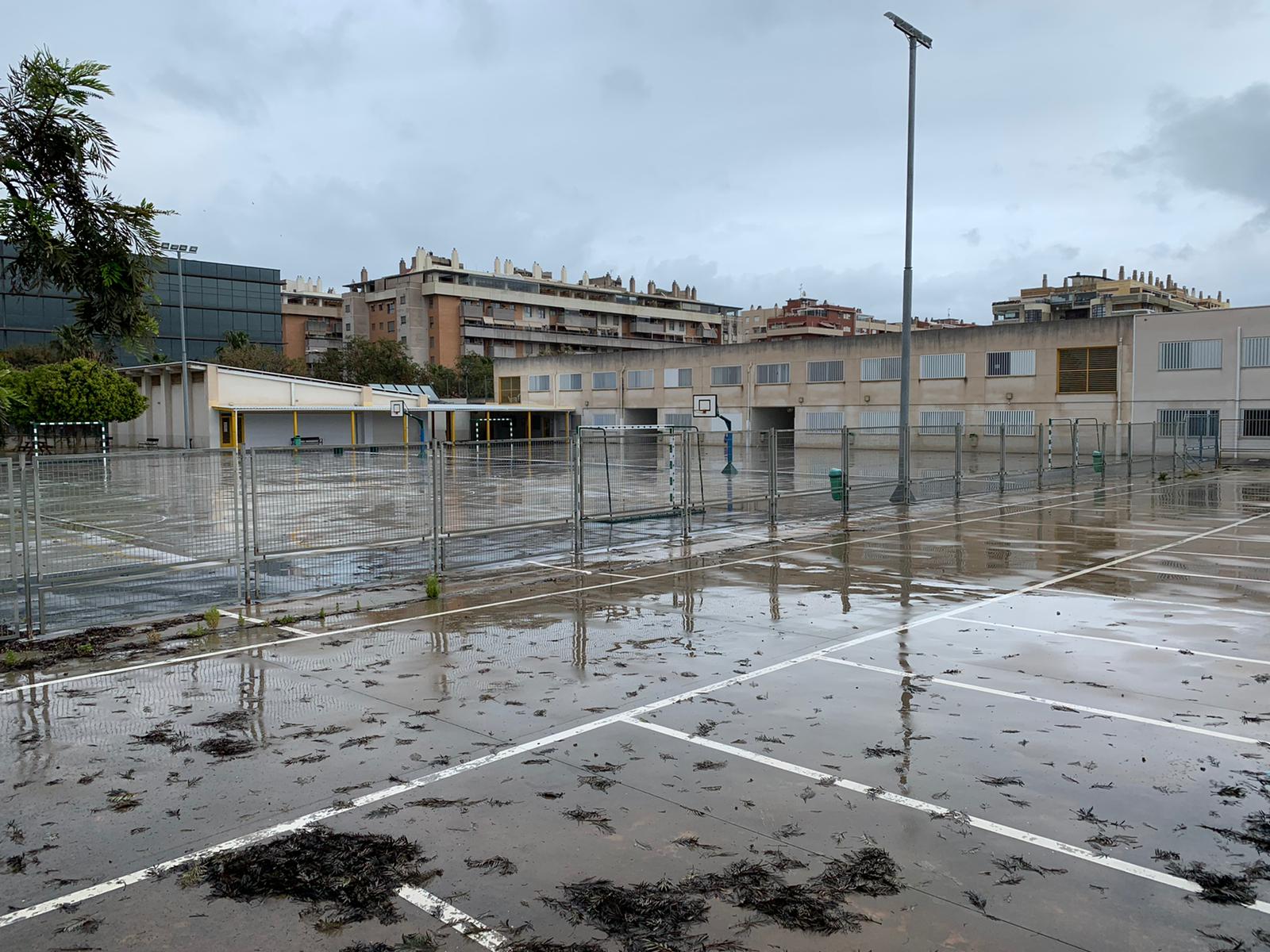 Patios de colegios, vacíos.