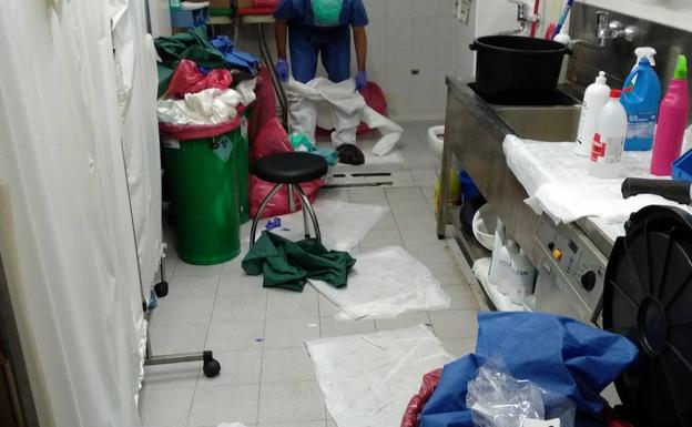 Imagen principal - Primera: La falta de refuerzo de personal de limpieza cuestiona la higiene de las zonas de peligro, donde se acumula material contaminado. Segunda: Zona de colocación del traje y preparación de medicación. Tercera: Paño agujereado sujeto con esparadrapo a modo buzo.