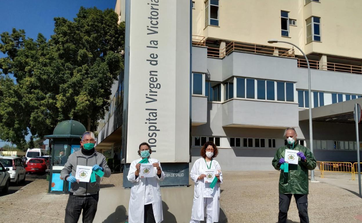 Vecinos de la zona occidental de Vélez entregan 1.000 mascarillas y 6 viseras con protector facial al Clínico