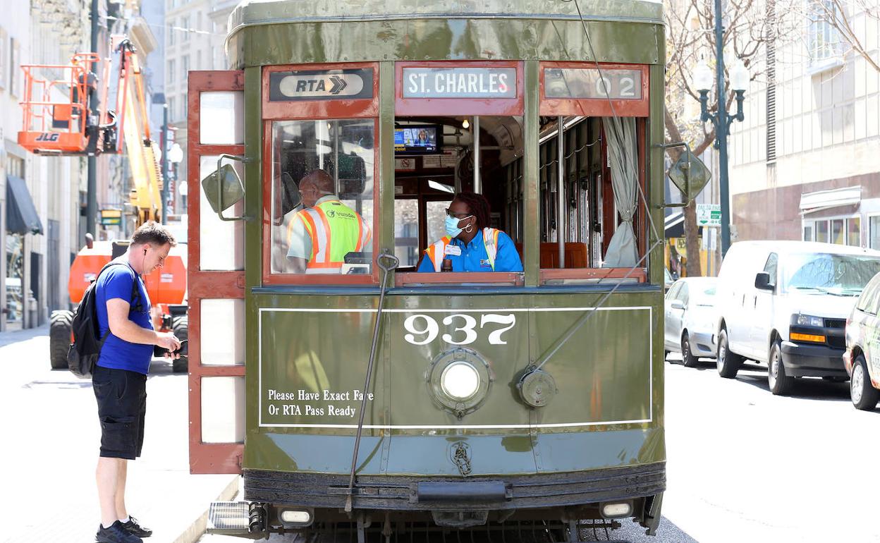 Un hombre se dispone a subir a un tranvía en New Orleans, en pleno estado de alarma por el Covid-19.