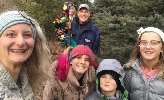 Dina, con el pelo tintado de rosa, con su familia de acogida, Elizabeth Francis, Declan y Adaiah. Detrás, el padre, Tyler Francis, con la pequeña Huxlee. Falta en la foto otra hermana, Millie. 