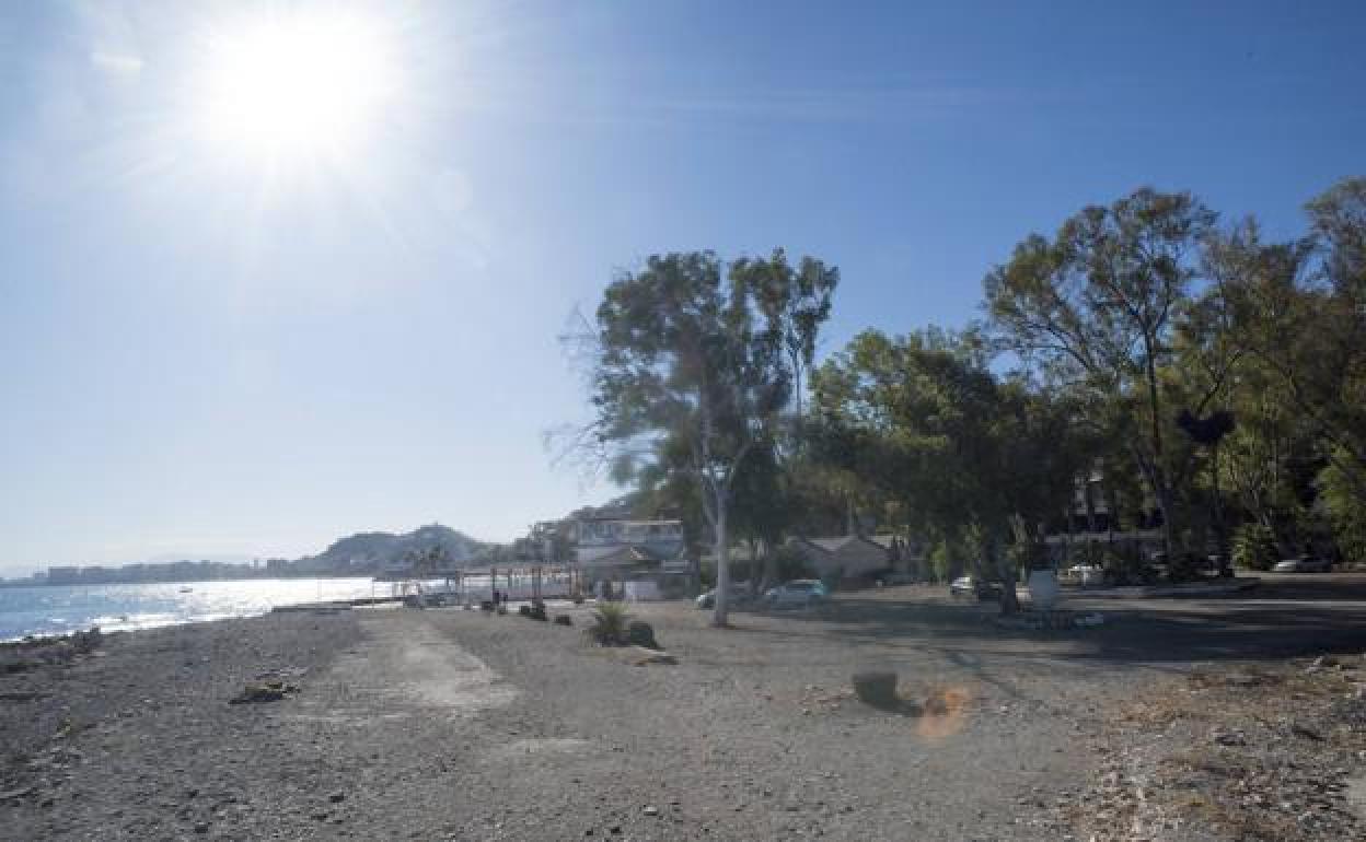 Denuncian a una mujer por tomar el sol en los Baños del Carmen en plena cuarentena