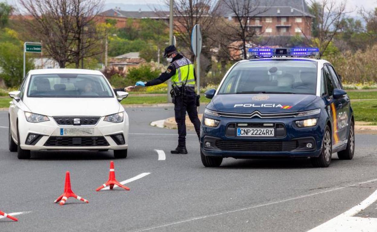 La policía realiza numerosos controles diarios durante el estado de alarma. 