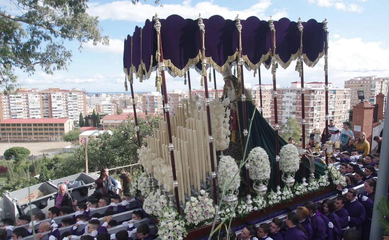 La Virgen de la Esperanza y Refugio de los Ancianos, en su salida del año pasado por Miraflores de los Ángeles. 