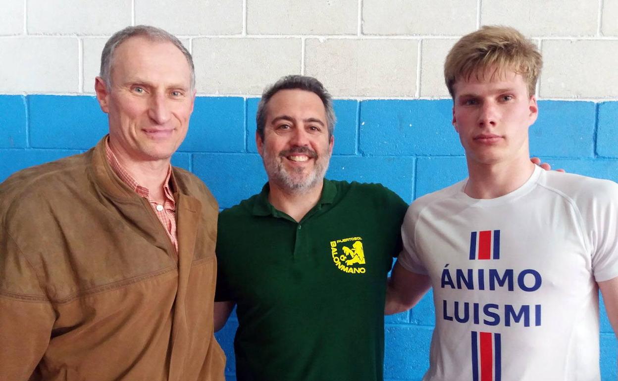 Yukov, Curro Lucena y el hijo del exjugador ruso, que también juega al balonmano.