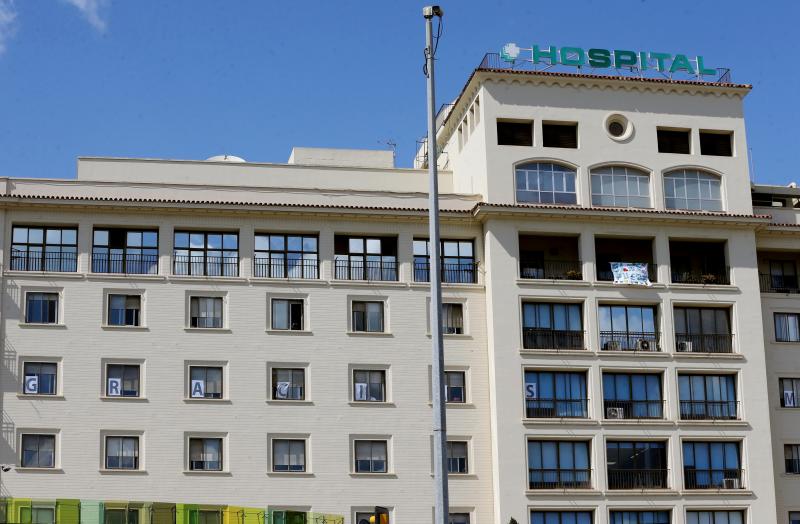 Las palabras 'Gracias' se mantienen en la fachada del Hospital Regional.