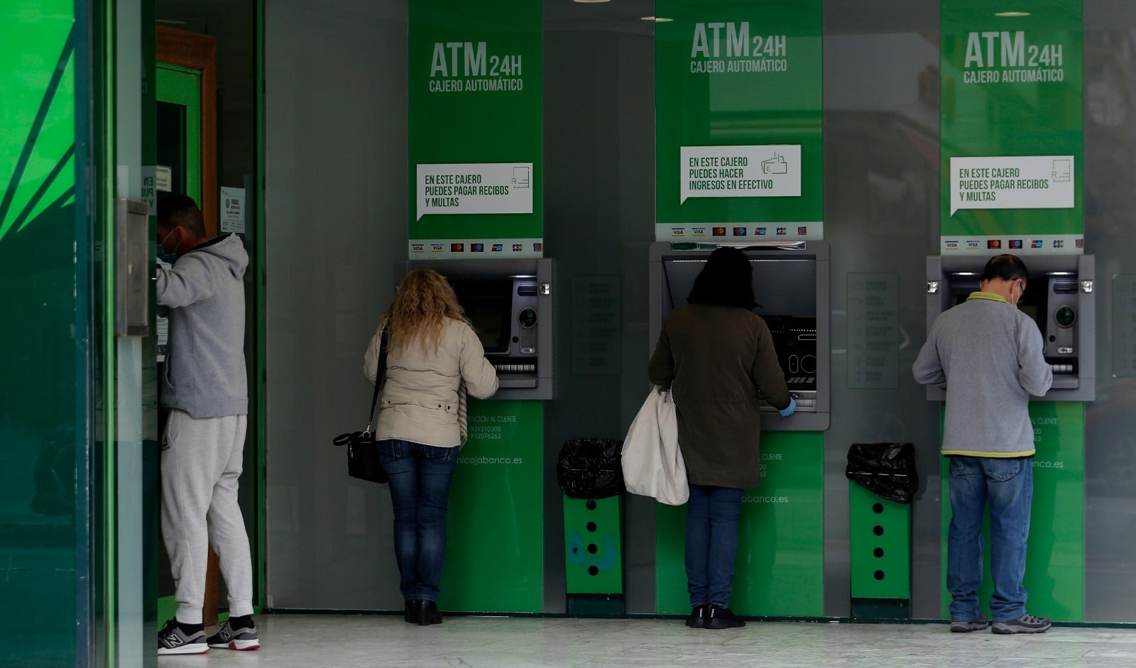 Malagueños haciendo la compra con sus mascarillas.