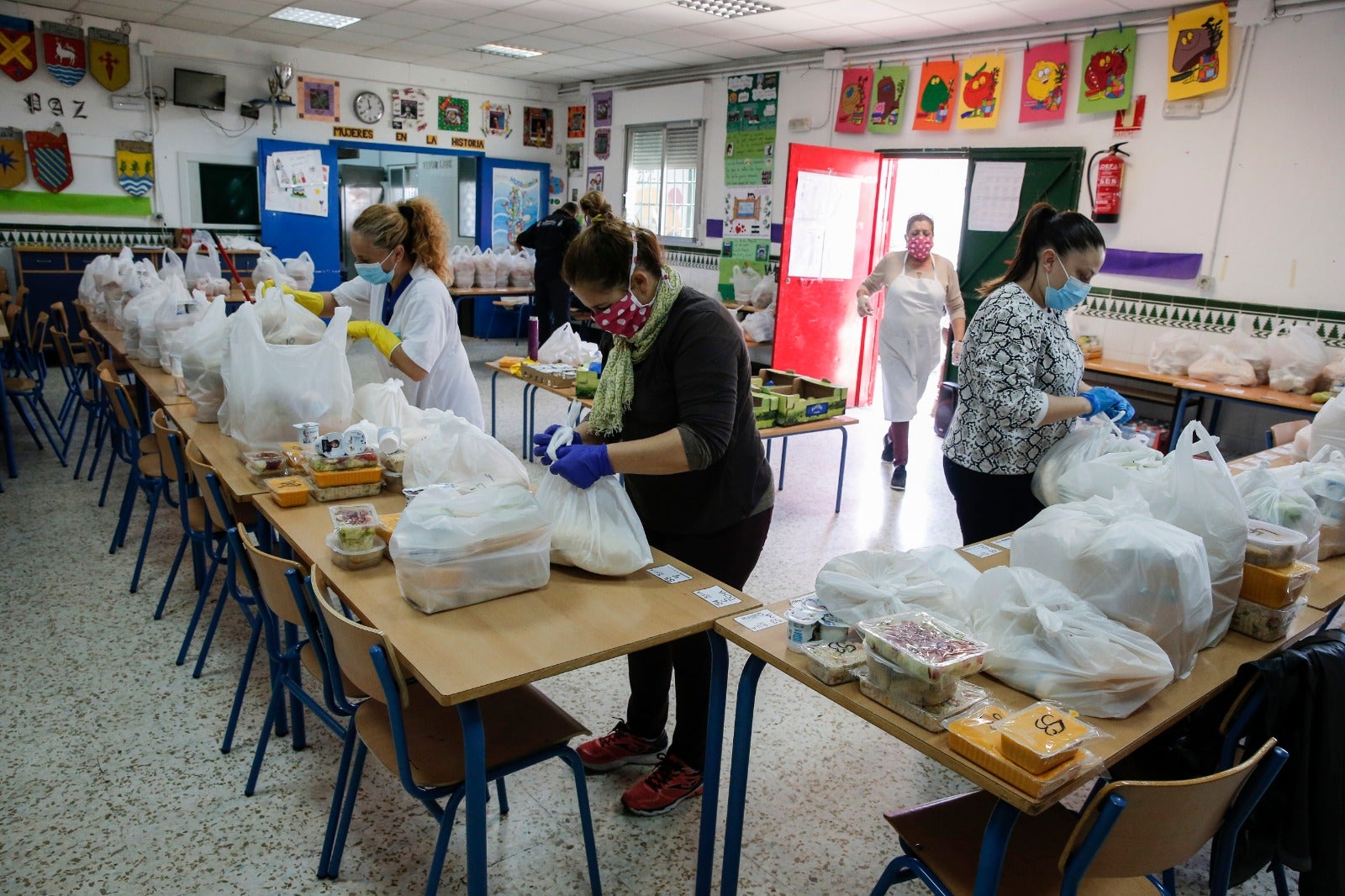 Malagueños haciendo la compra con sus mascarillas.