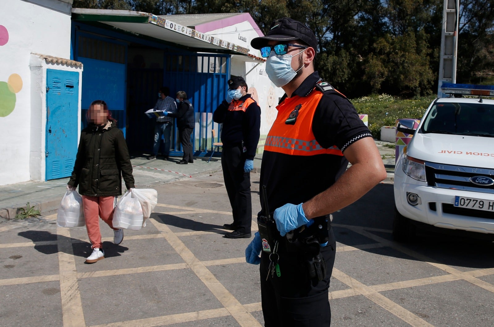 Malagueños haciendo la compra con sus mascarillas.