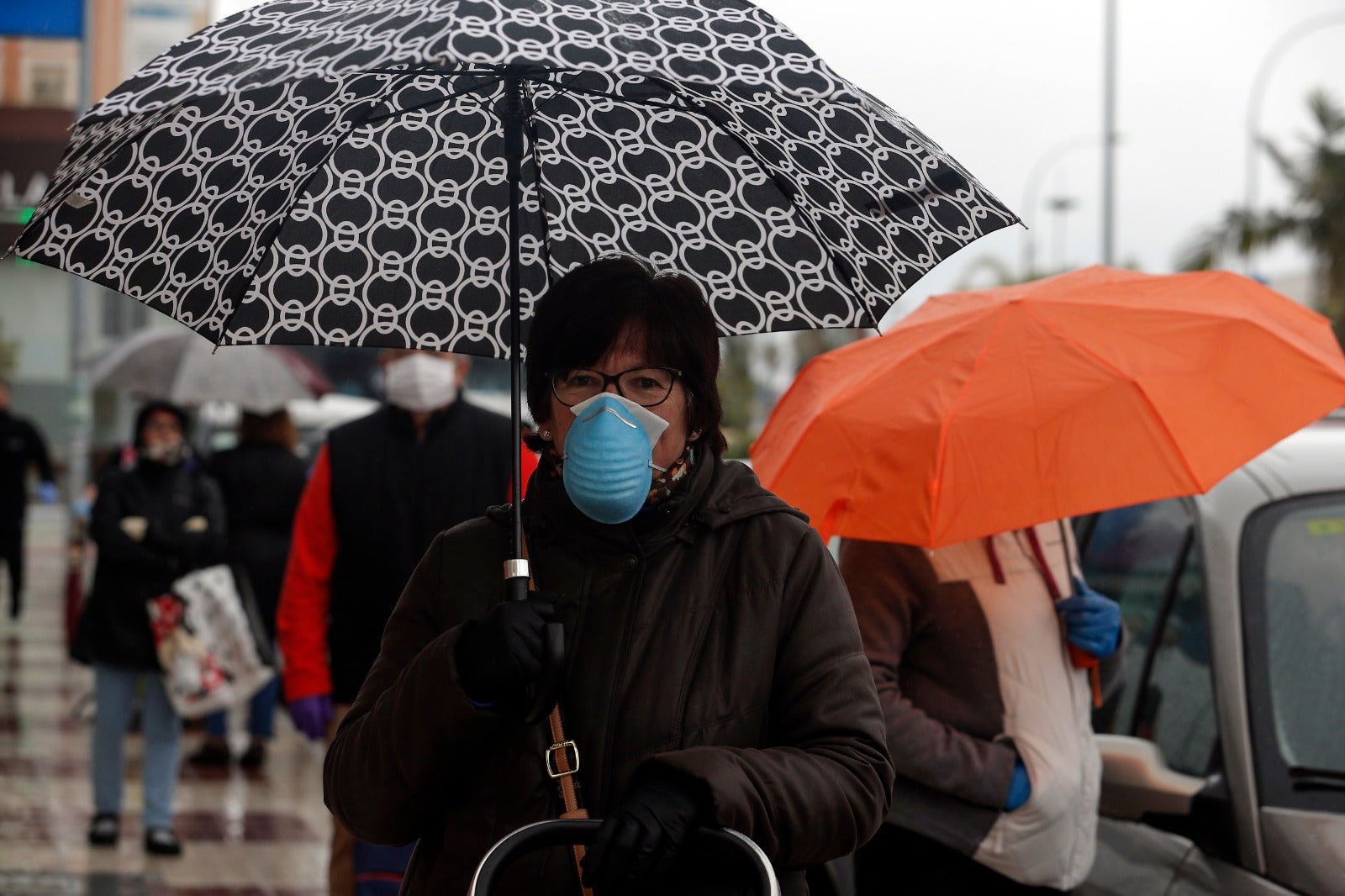 Malagueños haciendo la compra con sus mascarillas.