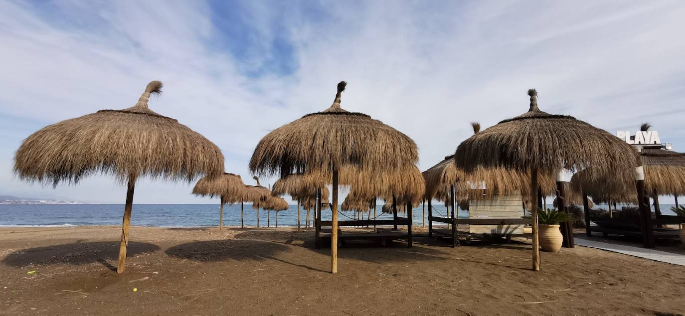 Domingo de playas, paseos marítimos y calles solitarias en Málaga