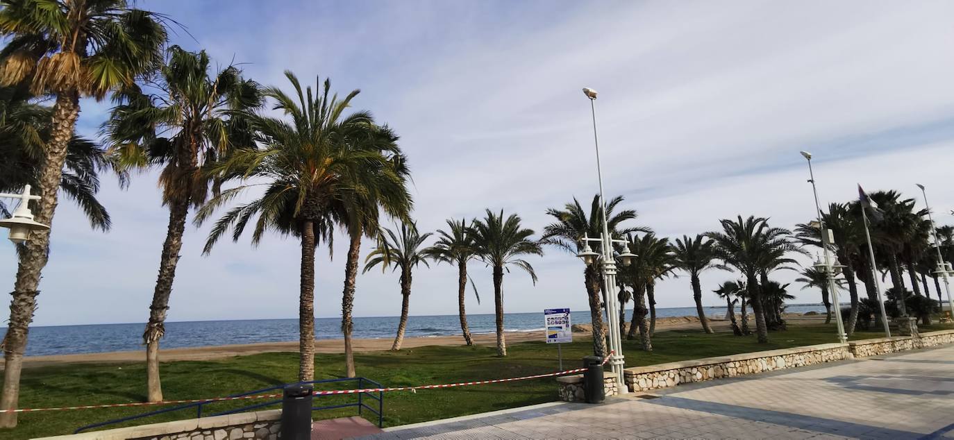Domingo de playas, paseos marítimos y calles solitarias en Málaga