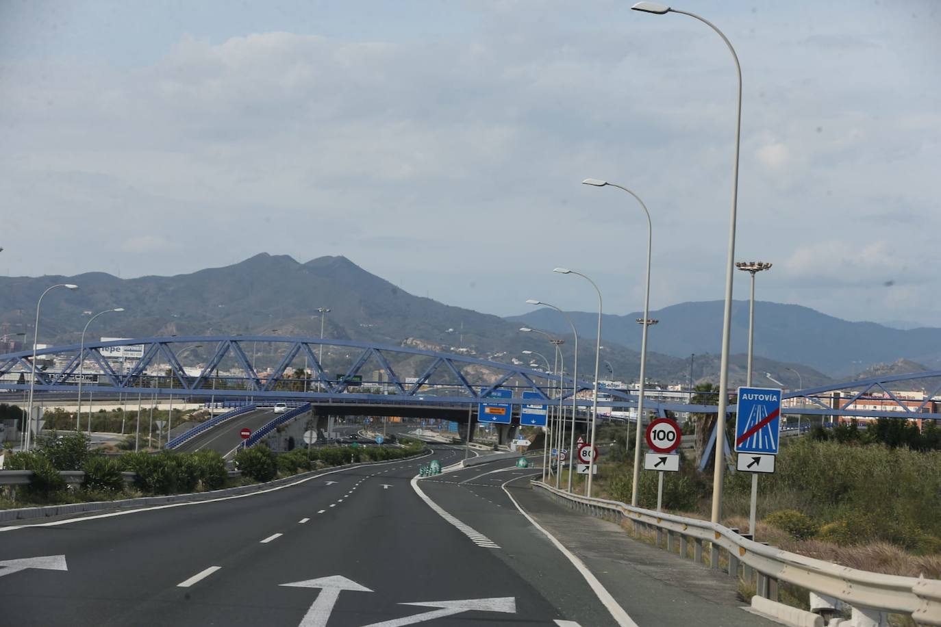 Domingo de playas, paseos marítimos y calles solitarias en Málaga