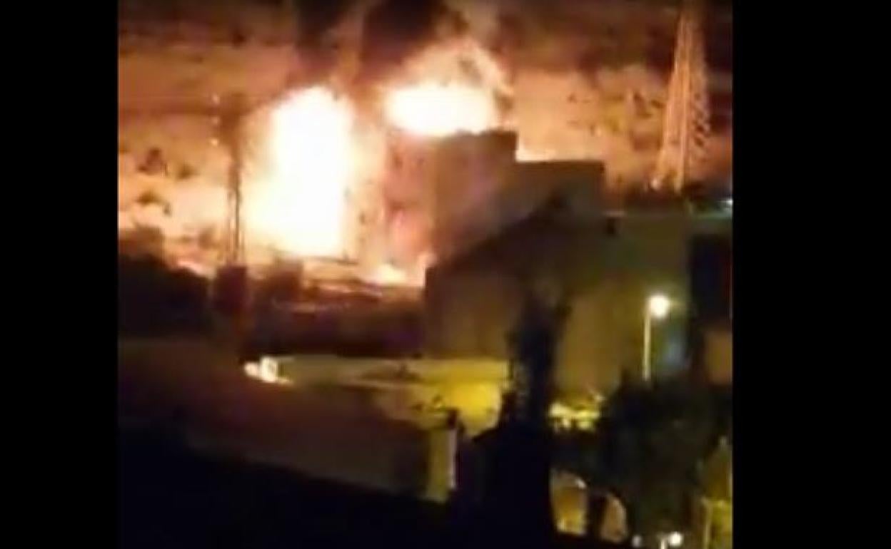 Imagen de las llamas registradas en la noche del sábado. 