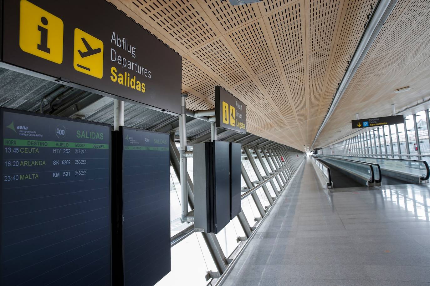 Mostradores de facturación y otras instalaciones del aeropuerto de Málaga vacíos este lunes. 