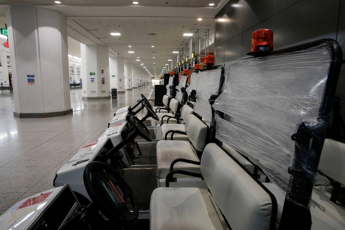 Mostradores de facturación y otras instalaciones del aeropuerto de Málaga vacíos este lunes. 