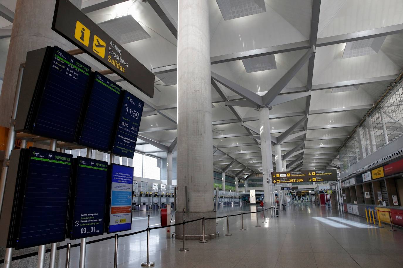 Mostradores de facturación y otras instalaciones del aeropuerto de Málaga vacíos este lunes. 