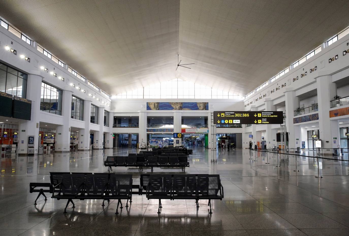 Mostradores de facturación y otras instalaciones del aeropuerto de Málaga vacíos este lunes. 