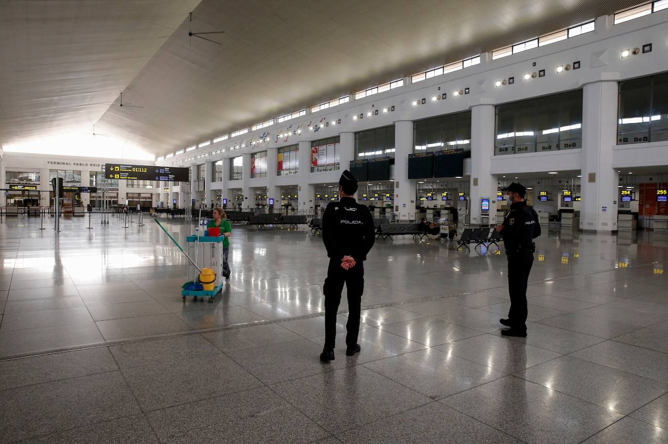 Mostradores de facturación y otras instalaciones del aeropuerto de Málaga vacíos este lunes. 