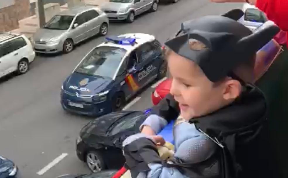 Jesús, disfrazado de Batman, sale al balcón a recibir el aplauso de la Policía Nacional, en el barrio de Los Corazones.