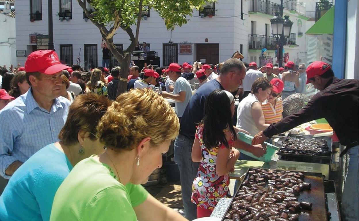 El Ayuntamiento suspende el Día de la Morcilla, que se celebra con motivo de las fiestas de la patrona, la Virgen de la Cabeza.