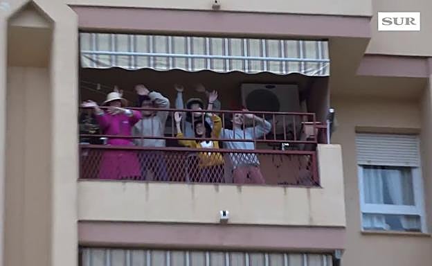 Vídeo | Los vecinos de la Colonia Santa Inés aplauden a los sanitarios y después toca fiesta en los balcones