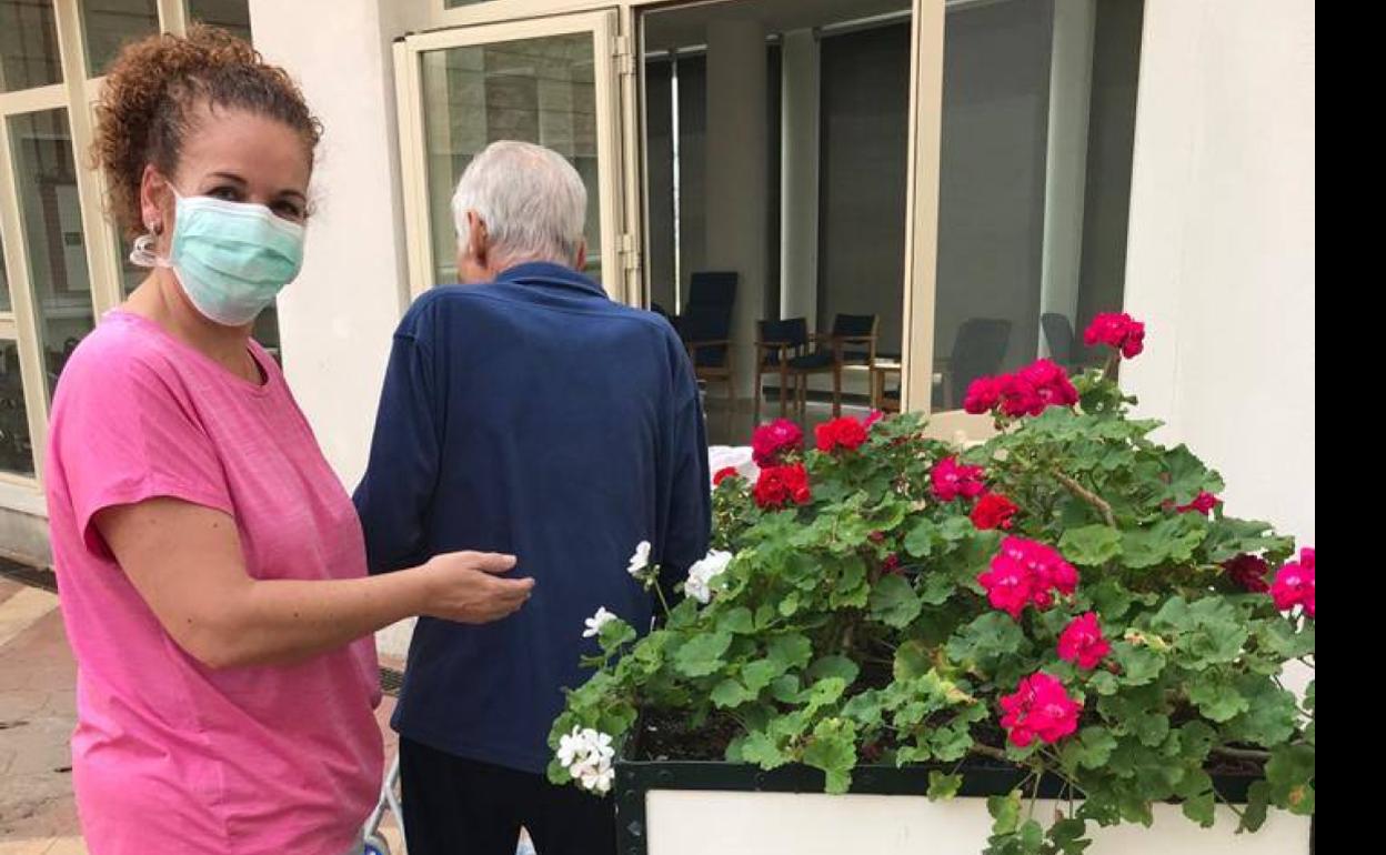 Una cuidadora del centro de Buen Samaritano, con uno de los residentes