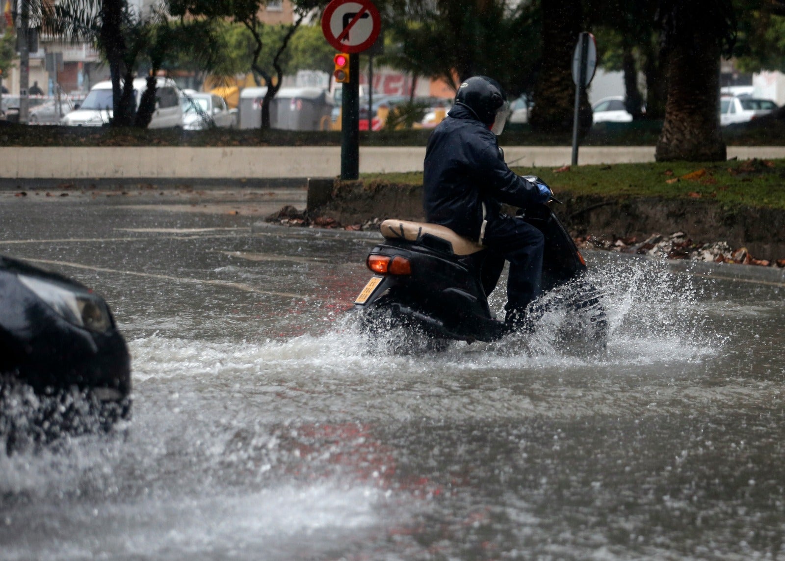 Efectos del temporal en Málaga, este martes.