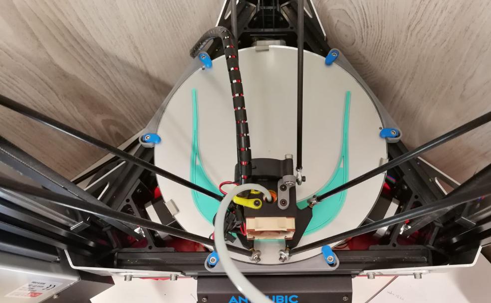 Vista cenital de una de las impresoras de Félix, el policía local que fabrica equipos de protección para sanitarios. 