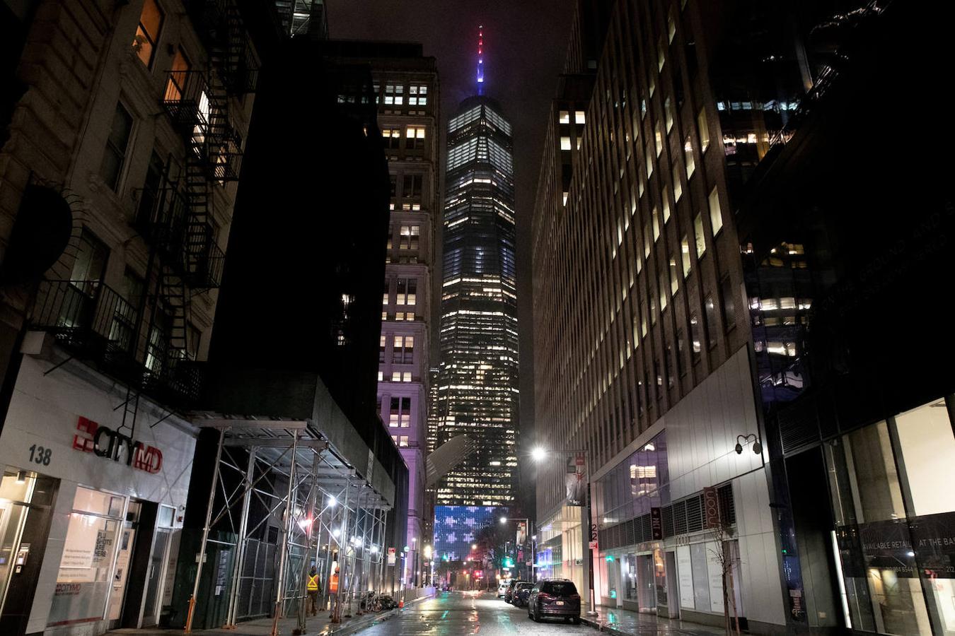El One World Trade Center Tower se ilumina en rojo, blanco y azul en reconocimiento del esfuerzo nacional para combatir el brote coronavirus (COVID-19),en el distrito de Manhattan de la ciudad de Nueva York