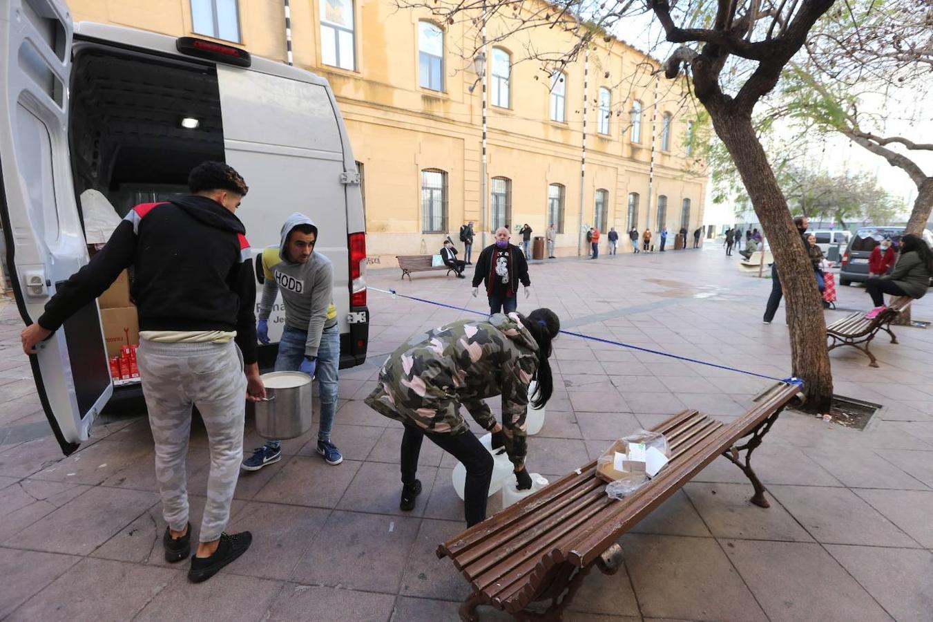 Fotos: Voluntarios de los Ángeles de la Noche siguen repartiendo comida