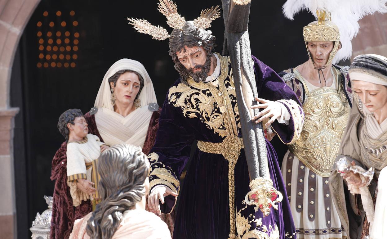 Jesús Nazareno de la Salutación, tras atravesar el dintel de San Felipe. 