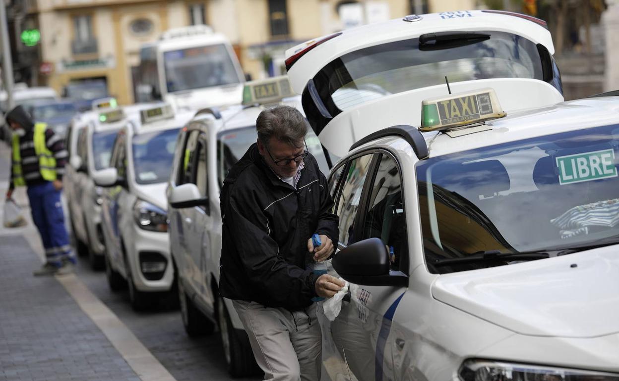 Taxistas esperando clientes. 