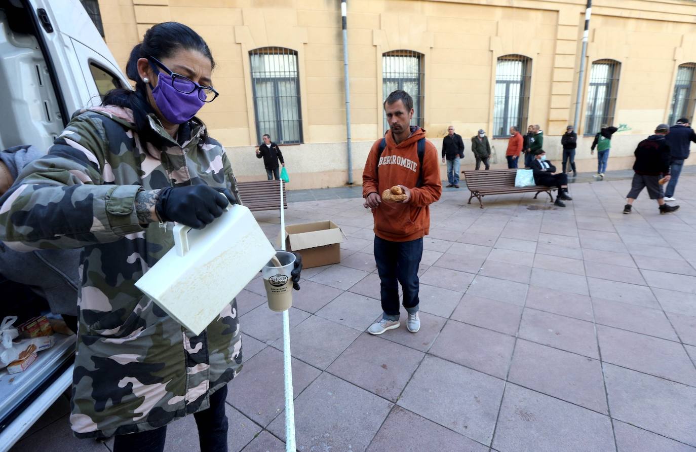 Fotos: Voluntarios de los Ángeles de la Noche siguen repartiendo comida
