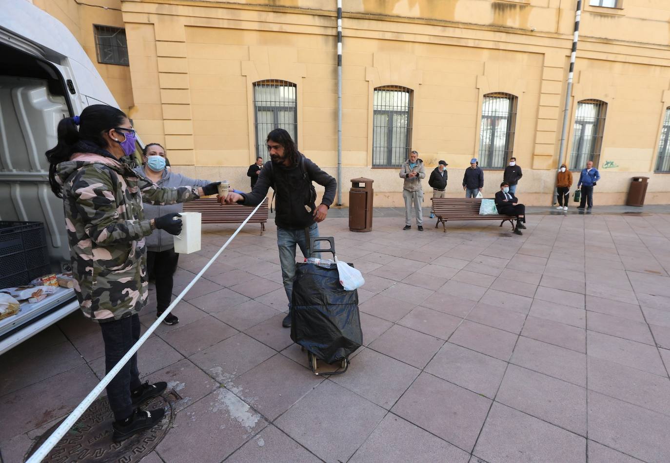 Fotos: Voluntarios de los Ángeles de la Noche siguen repartiendo comida