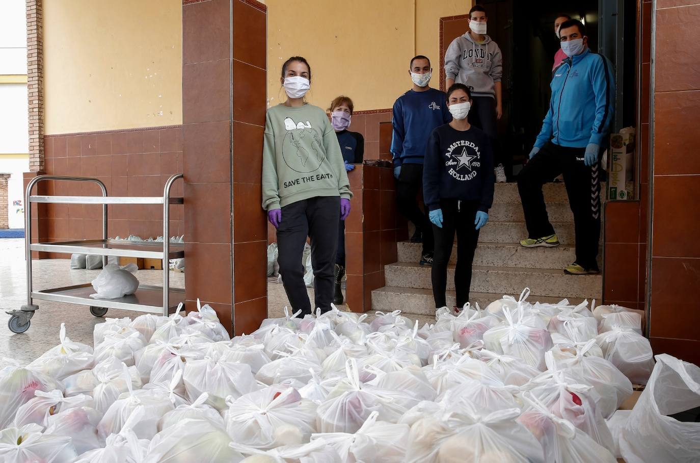 Reparto de alimentos en el colegio Misioneras Cruzadas.