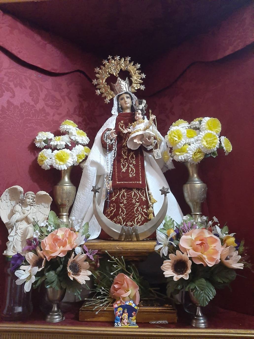 La familia Zumaquero Gómez, de la Cala del Moral, es de las cofradías del Monte Calvario y de Ntra. Sra. del Rosario (Cala del Moral)