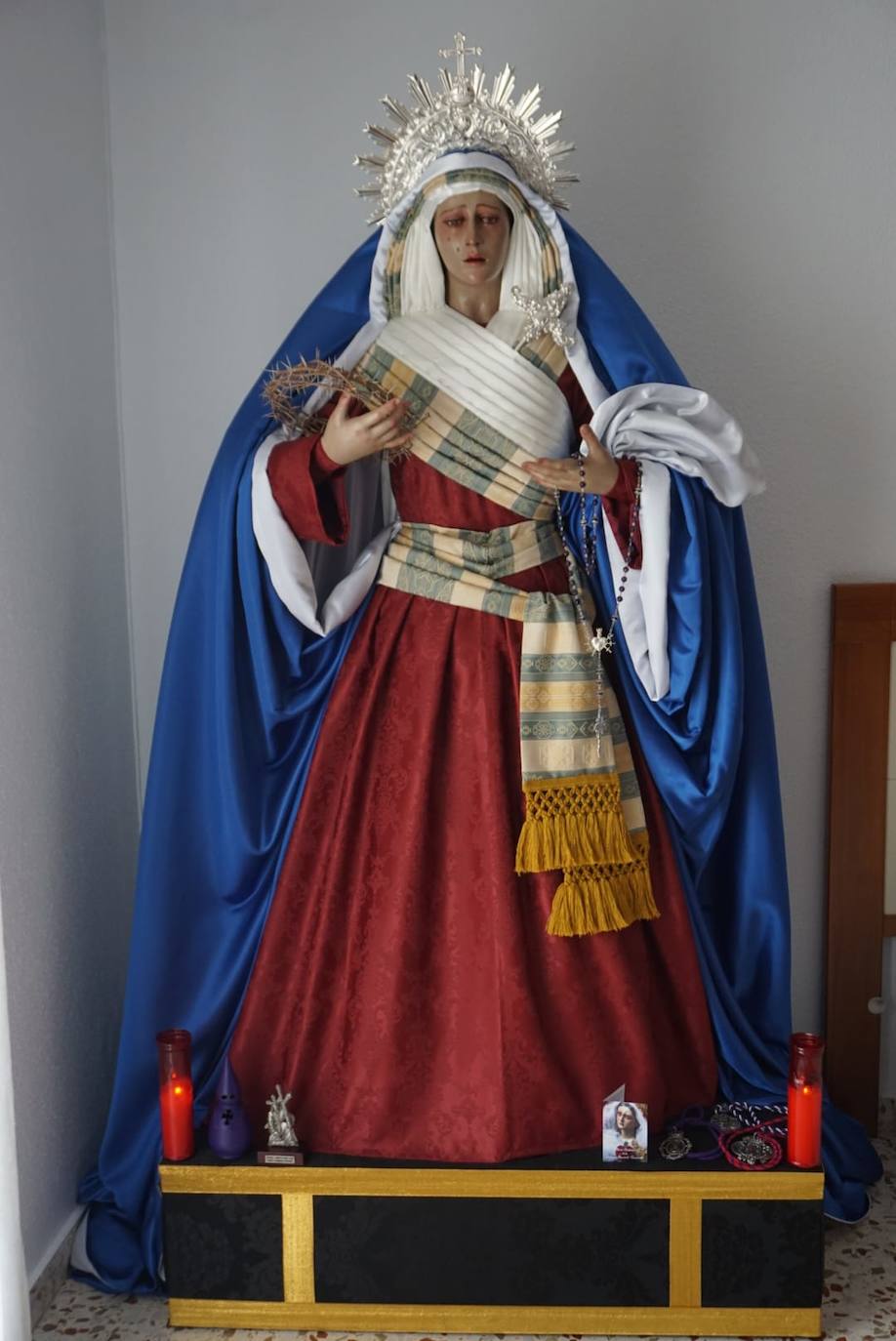 Nuestra Señora de los Dolores y Perdón preside el altar privado de Antonio Ortiz Moreno, hermano de las cofradías de Zamarrilla, Prendimiento y Caridad y Paloma (vísperas)