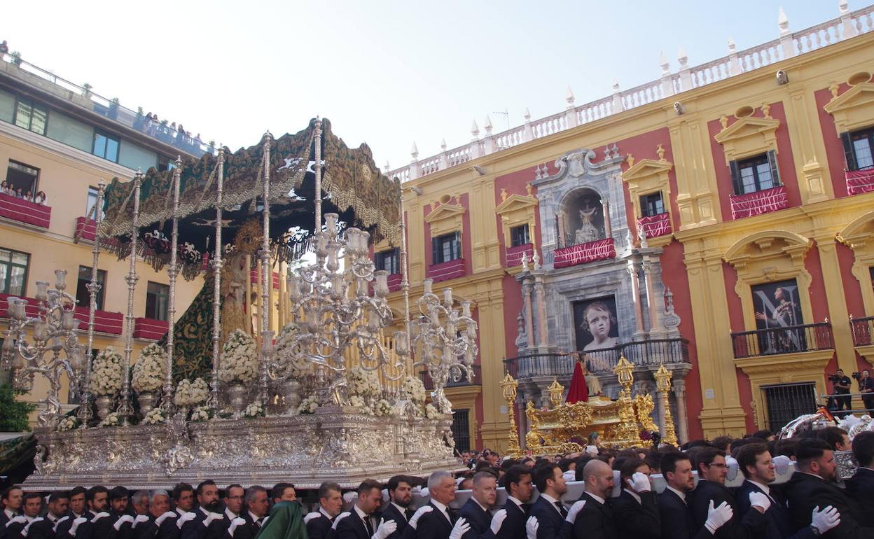 Los tronos de la Cofradía de los Estudiantes, en la plaza del Obispo. 