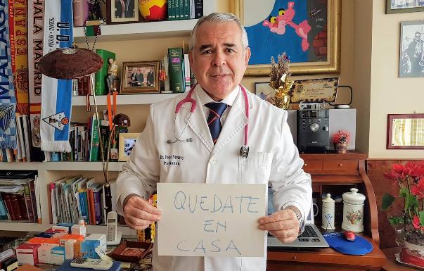 El doctor Pedro Navarro, en su consulta, con un cartel de 'Quédate en casa'