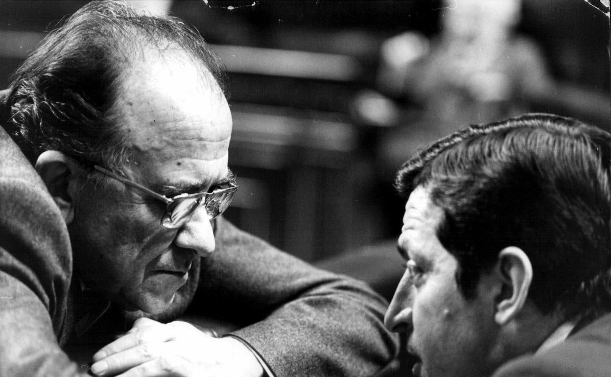 El presidente del Gobierno, Adolfo Suárez, sondeó primero y encontró la complicidad del líder del PCE, Santiago Carrillo.