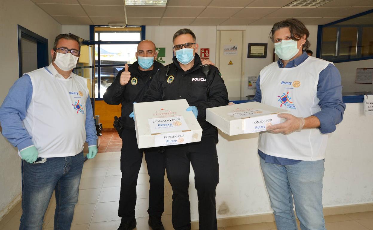 Los miembros del Rotary hacen entrega en la Jefatura de la Policía Local de Estepona 